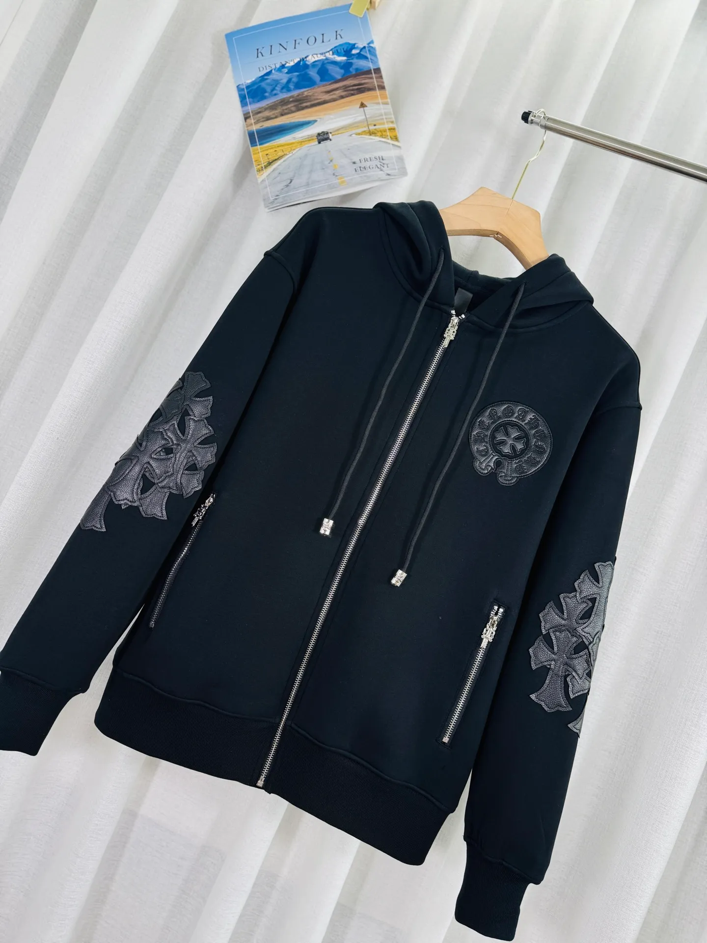 P380 top version, real shot without P, ​​different from market currency) 𝗖𝗵𝗿𝗼𝗺𝗲 𝗛𝗲𝗮𝗿𝘁𝘀/Cro Heart 2025 washed and burned flower patch embroidered autumn and winter new original single counter American patchwork 3D three-dimensional couple casual cardigan plus velvet jacket 👑The highest version! Customized fabric 550g tripe terry fabric! American acid-washed and distressed original fabric, laser burning + patch embroidery, exquisite embroidery of letters! The best-selling model in the counter, very comfortable to wear. Accessories: original molded and authenticated collar label➕100% silk wash label. Genuine purchase-grade original hangtag➕matching hanging rope➕3D hanging beads➕original packaging bag. Craftsmanship: The original version has consistent wiring! The highest version of the armhole matching technique! Color: Black Size: S M L XL Style No.: 612